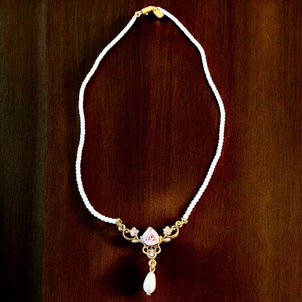 Vintage 1928 Faux Pearl Porcelain Rose Beaded Necklace Gold Tone - Picture 6 of 9